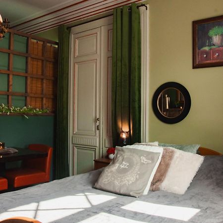 Maison D'Hote Les Notes Endormie Chambre Secrete Berzee ภายนอก รูปภาพ