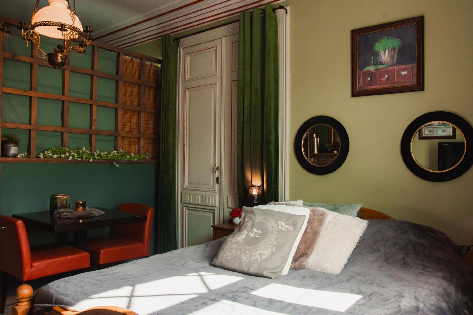 Maison D'Hote Les Notes Endormie Chambre Secrete Berzee ภายนอก รูปภาพ